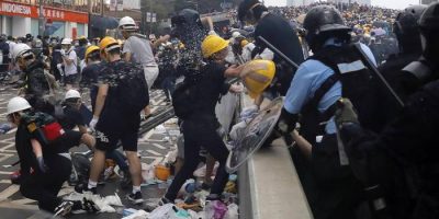 Ancora tensioni e scontri a Hong Kong fra democ...