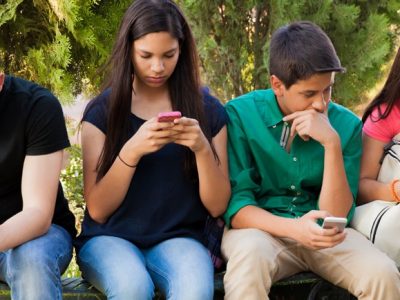 Ragazzi su WhatsApp con video e frasi choc