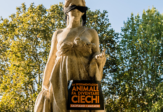 statua bendata, macachi, lav