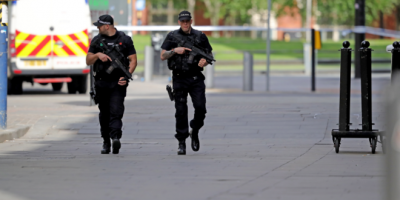 Armato di coltello ferisce 5 persone, bloccato ...
