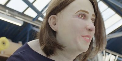 Emma, l’impiegata gobba, stanca e in sovr...