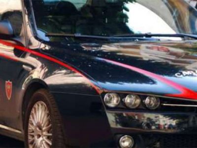 Spara alla moglie e alle due figlie e si suicida con la stessa pistola