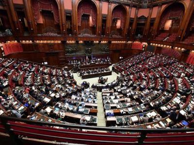 Fumata nera per la legge di bilancio, volano gli stracci fra 5 stelle e pd, è tutti contro tutti