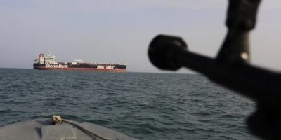 “Colpiti da un missile” petroliera ...