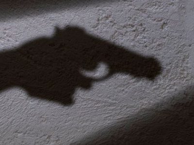 Agguato a pregiudicato, inseguito e ferito a colpi di pistola