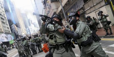 Hong Kong, ancora un ragazzo colpito da armi da...