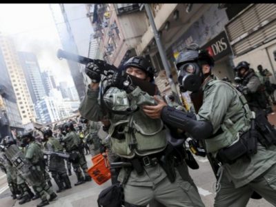 Hong Kong, ancora un ragazzo colpito da armi da fuoco della polizia