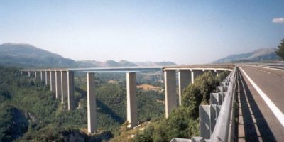 Calcinacci cadono sulla strada dal viadotto del...