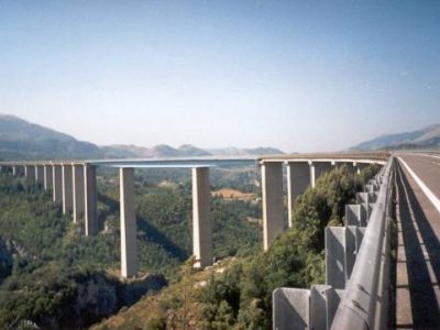 Calcinacci cadono sulla strada dal viadotto dell’A24