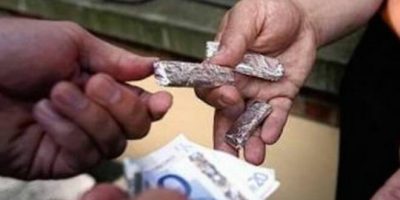 Ai domiciliari spacciava davanti a moglie e figli