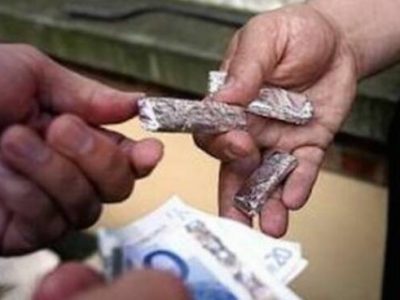 Ai domiciliari spacciava davanti a moglie e figli