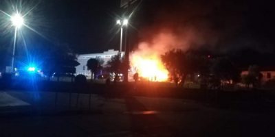 Fiamme danneggiano attività commerciale, indagi...