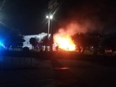 Fiamme danneggiano attività commerciale, indagini sulle cause del rogo