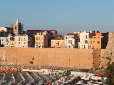 Turista svedese cade dalle mura di Borgo Antico, tra le mani una bottiglia