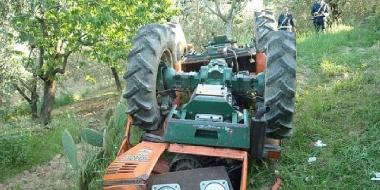 Finisce nel fosso con il trattore che gli tranc...