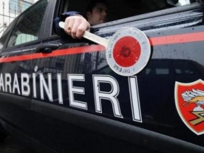 Sparano ferendo una vigilante ma devono fuggire senza bottino