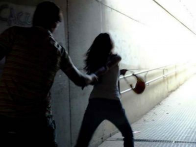 Peruviano picchia e violenta connazionale per la strada