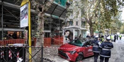 A Roma, auto fuori strada: travolte mamma (grav...