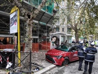 A Roma, auto fuori strada: travolte mamma (grave) e le sue due bimbe