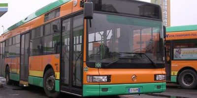 Piccola di colore discriminata sul bus come nel...