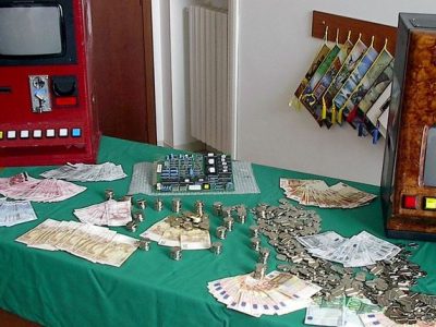 Carte da poker truccate con “codici a barre”: smantellata bisca a Gela, tre gli arresti