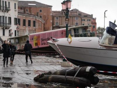 A Venezia l’acqua più alta degli ultimi 50 anni: danni ingenti, interviene Conte