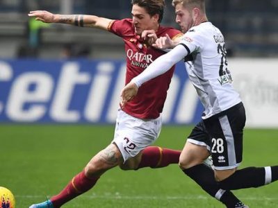 La Roma affonda a Parma (2-0), la Juve soffre ma batte il Milan (1-0)