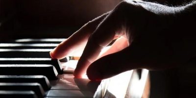 Viene operato al cervello mentre suona in piano...