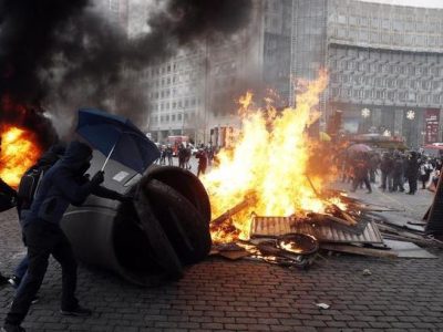 Gilet gialli a Parigi, scontri con blocchi e lacrimogeni: 41 arresti
