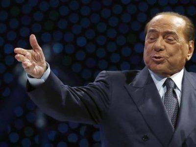 Berlusconi cade a Zagabria, ricoverato a Milano: escluse fratture