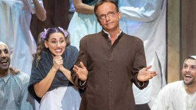Nei teatri italiani ritorna “Aggiungi un posto a tavola”