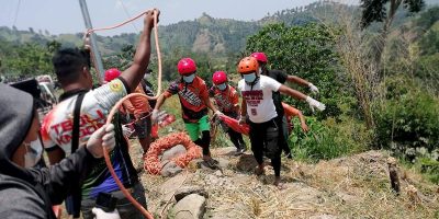 Camion finisce in un burrone, sono 19 i morti e...