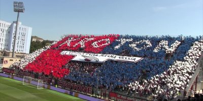 Schiaffeggia in curva un ragazzo della stessa s...