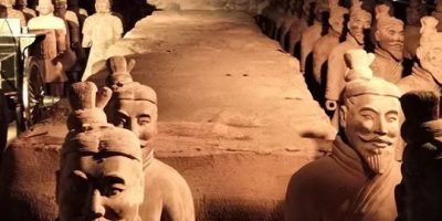 Il maestoso Esercito di terracotta cinese in mo...