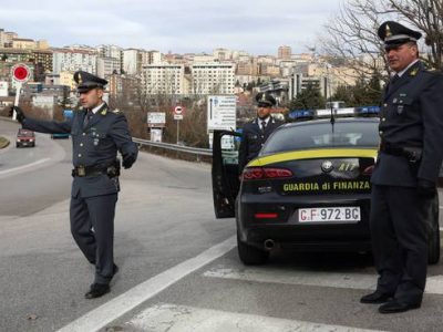 Trovato con 110 chili di sigarette di contrabbando, arrestato