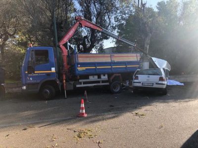 Sorpasso fatale nel leccese: si schianta contro un camion e uccide tre operai