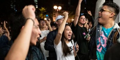 Elezioni Hong Kong, vittoria schiacciante per i...
