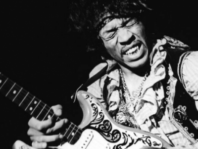 Jimi Hendrix e il suono senza tempo di quella chitarra rovesciata
