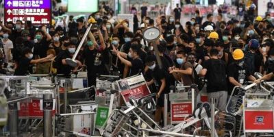 Hong Kong la protesta non si ferma nemmeno dava...