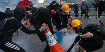 Hong Kong, la polizia spara sui manifestanti, d...
