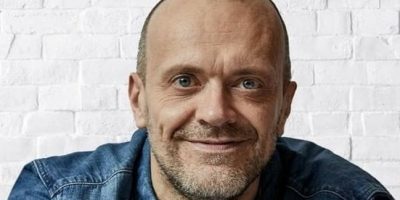 Max Pezzali festeggia il compleanno con il sing...