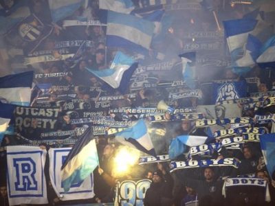 I giocatori del Napoli contestati da un gruppo di ultrà