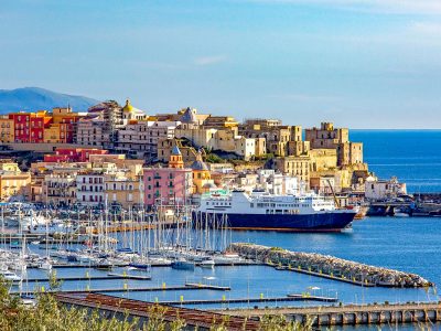 Fuochi d’artifico e cantanti per due “affiliati” scarcerati