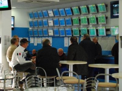 Minori in sale scommesse e lavoratori in nero, denunce e segnalazioni