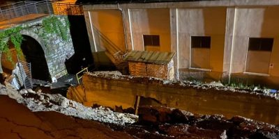 Crolla strada in Val Brembana. Si cercano event...