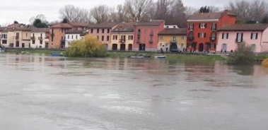 Fiumi esondati, treni fermi e strade spaccate per il maltempo