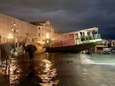 Venezia, prima notte di tregua dopo 48 ore da incubo