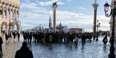 Venezia allagata al 70%: tutto chiuso, turisti ...