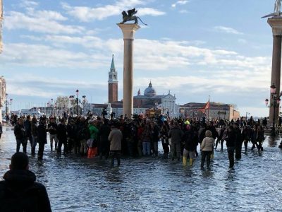 Venezia allagata al 70%: tutto chiuso, turisti in alberghi, vaporetti fermi