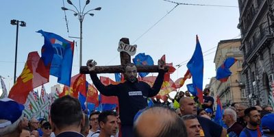 Corteo degli operai Whirlpool nonostante le sch...